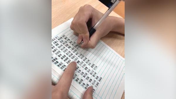 16岁自闭症男孩写字如印刷体，手起茧