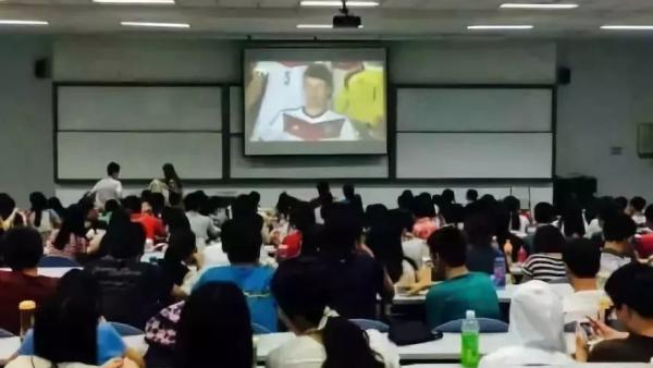 四川一高校将开放教室，供学生看世界杯