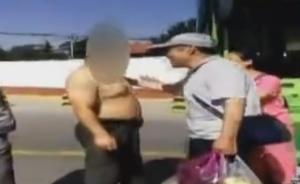 西安城管临时协管员被公交车逼停后脱去上衣与人争执，被辞退