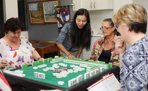 早安·世界｜中国家长在澳洲给学校捐了麻将机，学校视若宝物