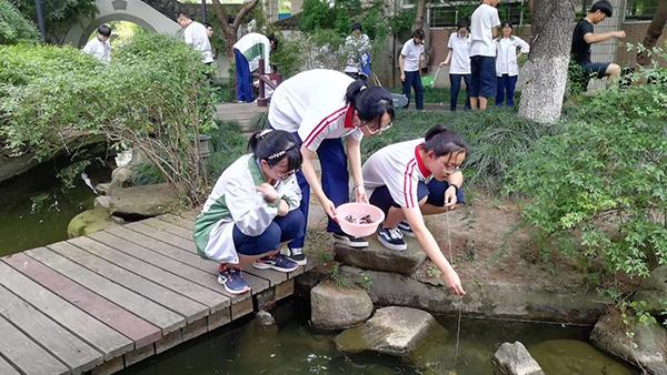 减压！杭州一中学组织学生比赛钓小龙虾
