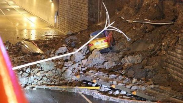 哈尔滨：地下桥墙体坍塌，出租车掉落