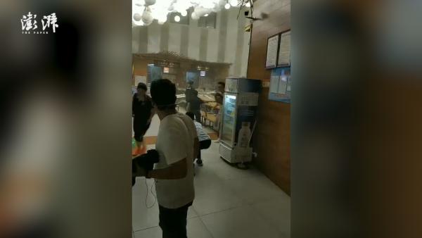 华山景区游客中心吊顶坠落砸中游客9伤