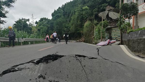重庆巫山滑坡：国道开裂后封闭管制