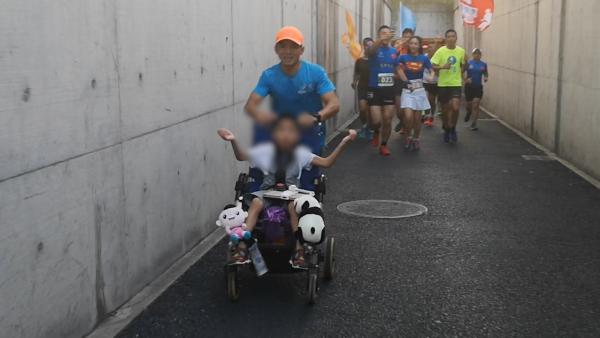 快递员父亲3年来推着脑瘫儿子跑马拉松