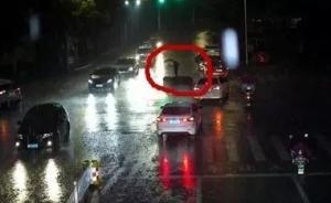 暖闻｜雨天经过事故路口，浙江云和一司机折返为伤者撑伞守护