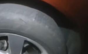 支持球隊(duì)不同起口角,男子戳破朋友車胎
