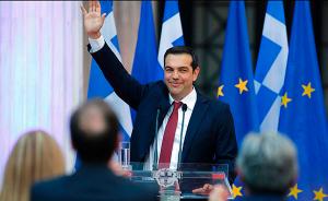希腊债务危机终结，总理齐普拉斯开心地系上了酒红色领带
