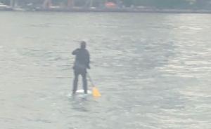 为上班不迟到，纽约男子用冲浪板渡河