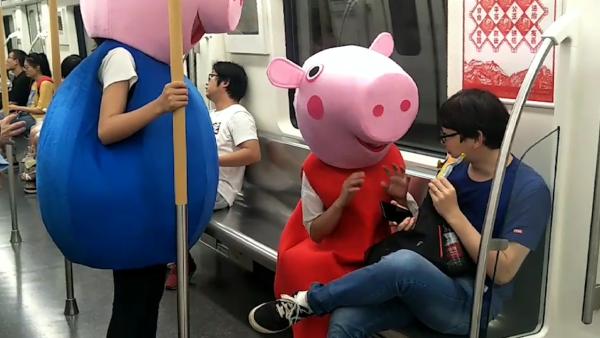 学生扮小猪佩奇坐地铁，劝阻不文明