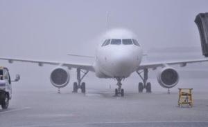 成都双流机场遭遇雷暴天气，一万多名旅客滞留机场