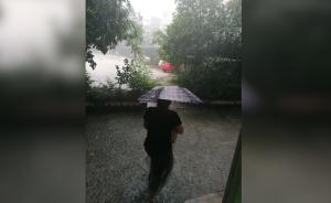 臨近開考,中學教師雨中涉水百米送考卷