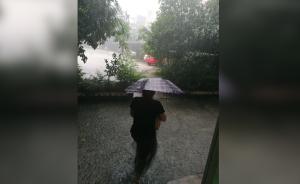 临近开考，中学教师雨中涉水百米送考卷