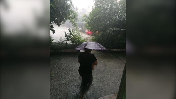 临近开考，中学教师雨中涉水百米送考卷