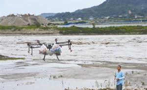 涪江涨水143名工人被困美丽岛，无人机运送物资紧急救援