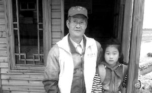 杭州一小學門口“校門爺爺”五年護童不間斷：十人年均72歲