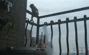 小猕猴爬上沈阳一住宅楼23层阳台，救助人员蹲守四天救下来