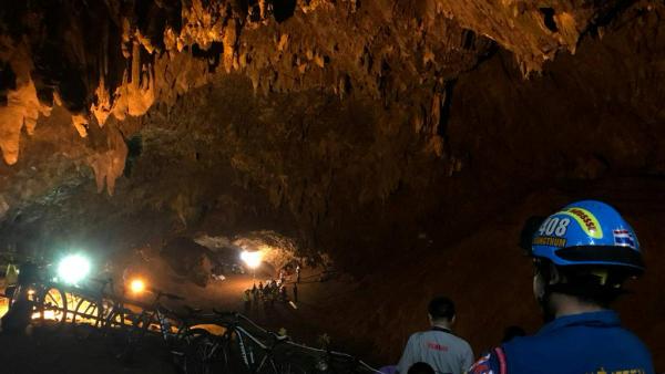 泰国13人少年足球队在洞穴内失联