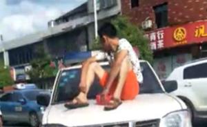 湖南桃江一男子踩踏警车阻碍交警执法，被行政拘留