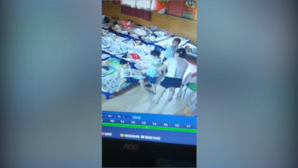 视频显示西安一幼儿园老师狂扎幼儿，涉事老师被警方带走调查_一号专案_澎湃新闻-The Paper