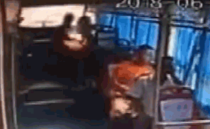 乘客充电宝爆燃，公交司机淡定一脚踢开