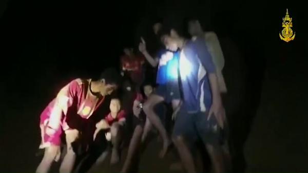 泰国青少年足球队13人失踪十天全生还