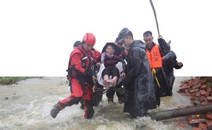 暴雨袭成都官方转移万余群众，一“孤岛”村民靠救命绳桥脱困