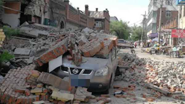 哈尔滨一老建筑墙体倒塌，砸中轿车