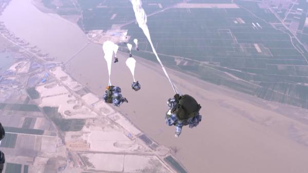 跳入天空！第一视角看空降兵跳伞训练