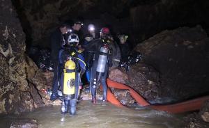 中国洞穴救援专家潜入洞穴探查，为营救泰少年足球队做准备