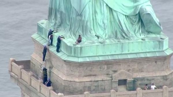 美国女子爬自由女神像抗议移民政策