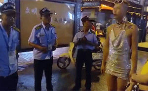 3男子着女装当街“走秀”，遭民警劝离