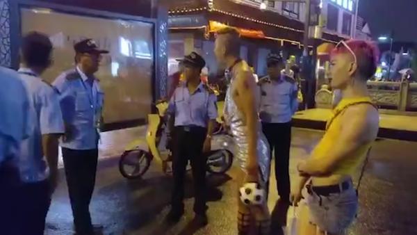 3男子着女装当街“走秀”，遭民警劝离
