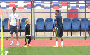 内马尔给儿子演示：巨星是如何踢球的
