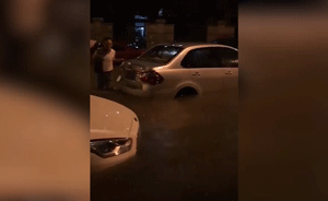 南京暴雨袭城，小区轿车积水中浮起碰撞