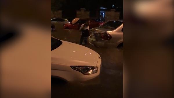南京暴雨袭城，小区轿车积水中浮起碰撞