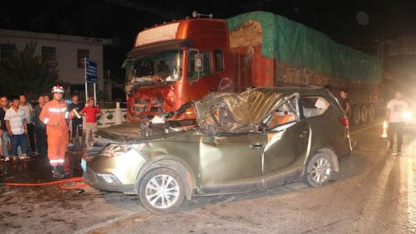 湖北荆州一商务车被撞瘪，2人身亡