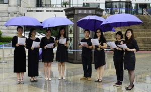 “朗读亭”重回上海图书馆，市民雨中“为Ta读”