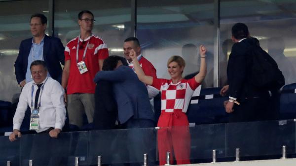 真球迷：克罗地亚50岁女总统与球员狂欢