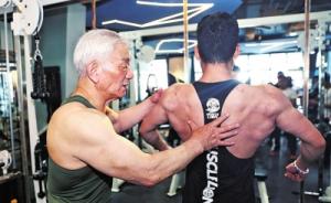 郑州81岁健身“达爷”坚持健身60年，一身肌肉堪比史泰龙
