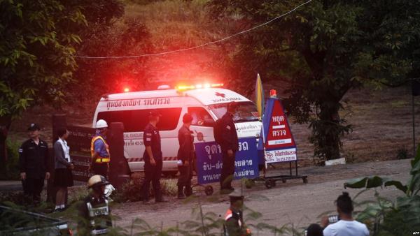 泰国被困少年陆续出洞，首批两人已送医