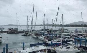 普吉島天氣陰雨，仍有游客乘船出海