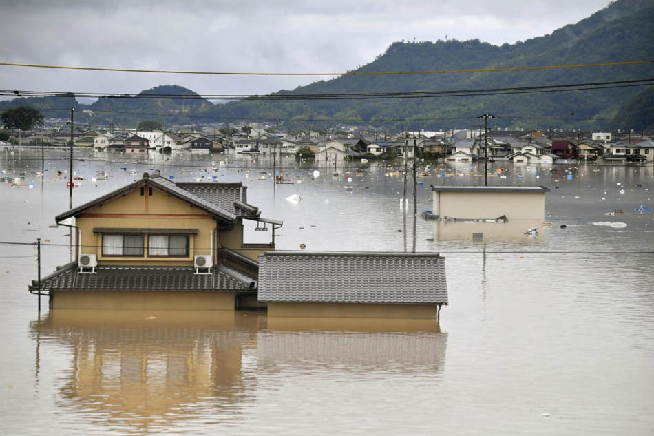 日本暴雨引发洪水图片