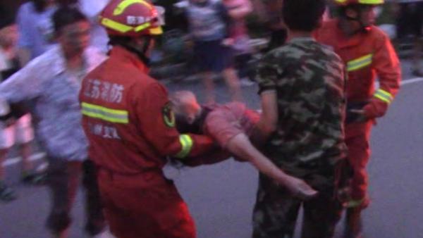 扬州两市民见人落水，跳河救起后离开