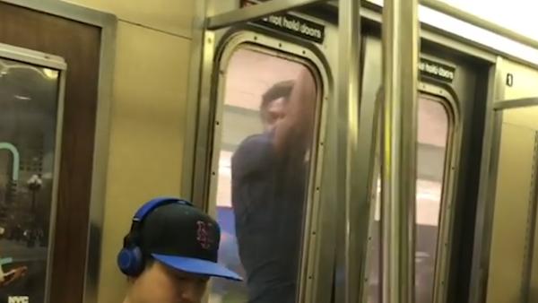 艺高人胆大：纽约地铁再现“蜘蛛人”