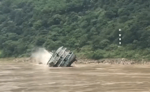 重庆长江流域一货船下沉，7人全获救