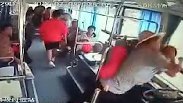 公交司机提醒上车老汉往后走，反遭拳殴