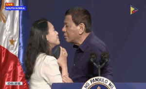 不忍直视！菲律宾总统公开向女观众索吻