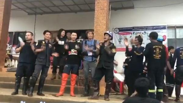 泰国山洞营救成功，志愿者载歌载舞庆祝