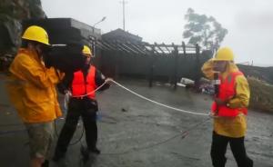 记者直播台风被吹“跑”，其他人绑绳拉